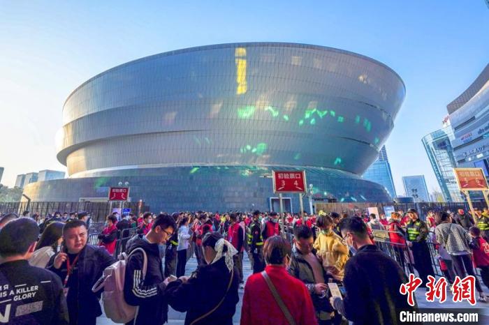 “王者之音”群星演唱会吸引了不少市民。　胡江涛 摄