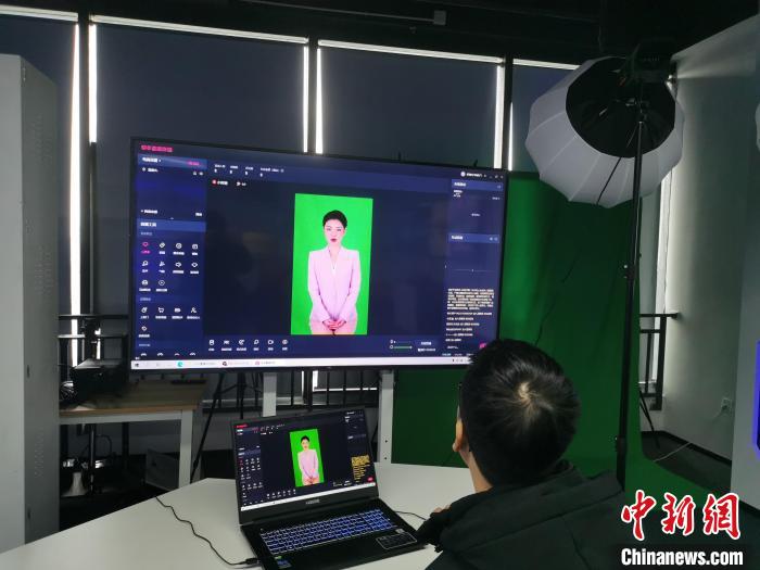 工作人员正在调试“VR电商直播官”。　熊锦阳 摄