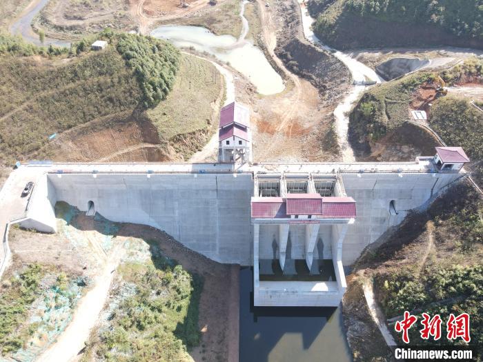 图为鹰潭花桥水利枢纽大坝。　中国安能二局供图
