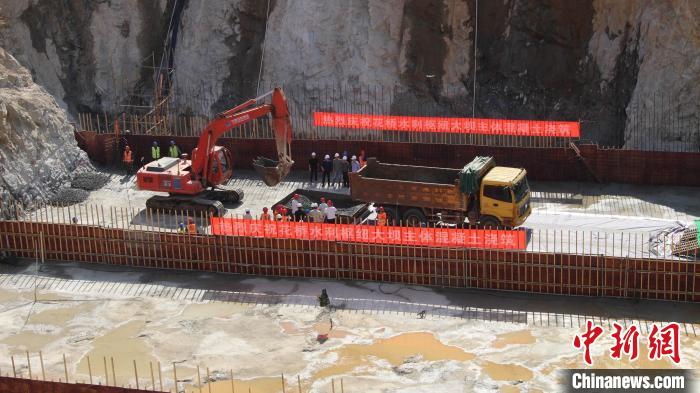 图为大坝首仓混凝土浇筑现场。　中国安能二局供图
