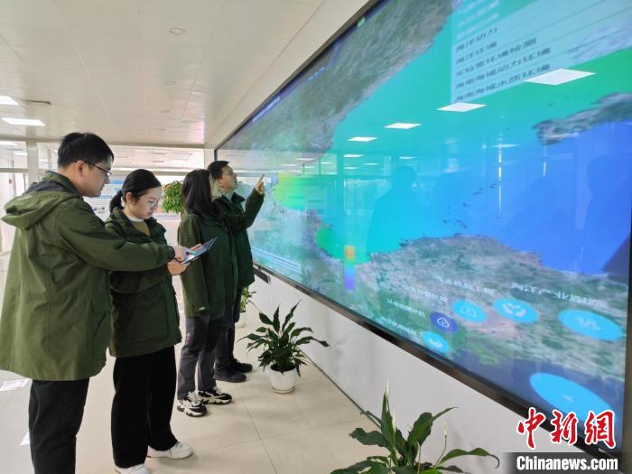 图为技术人员利用秦皇岛市海洋大数据平台预警监测模块分析海洋动力环境状况。　张春艳 摄