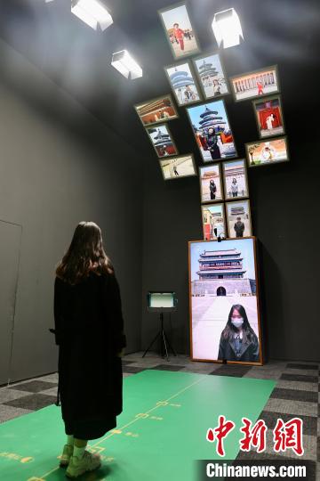 28日，观众在首都博物馆“辉煌中轴”展览进行交互体验。　记者 易海菲 摄