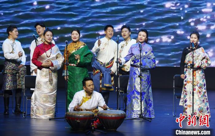 该作品以中国两大“母亲河”长江、黄河为主题，以民族音乐文化元素为主线。　泱波 摄