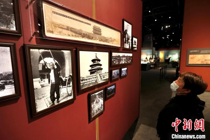 28日，观众在首都博物馆参观“辉煌中轴”展览。　记者 易海菲 摄