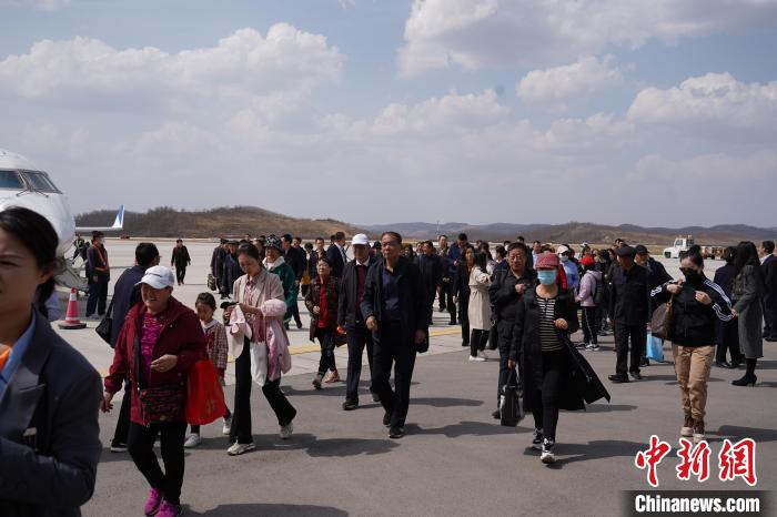 “鄂尔多斯—延安”旅游专线航班开通。　陕旅集团延安公司供图