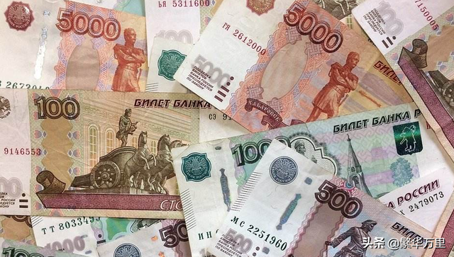 苏联的卢布，80年代比美元更值钱，为何贬值了几万多倍
