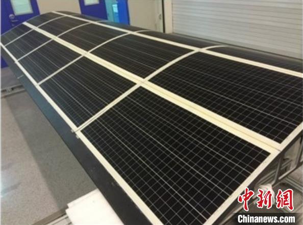 柔性单晶硅太阳电池组件成功应用于临近空间飞行器、光伏建筑一体化、车载光伏等领域。　中科院上海微系统所 供图