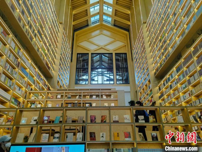 中国当代作家签名版图书珍藏馆可珍藏展存签名版图书50万册。　付敬懿 摄
