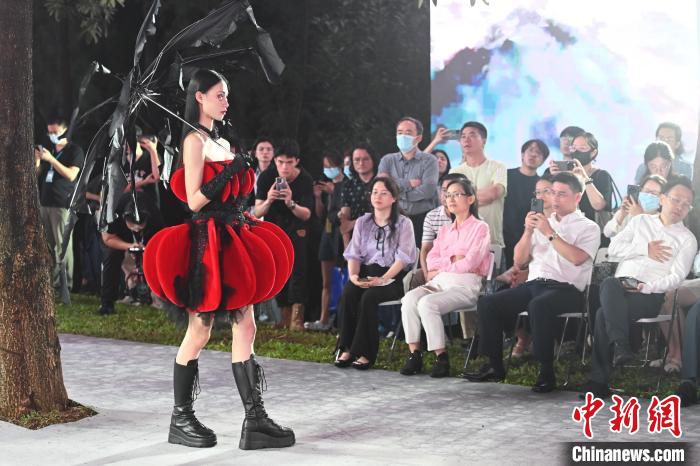 广州美术学院毕业季拉开帷幕。图为服装秀 陈楚红 摄