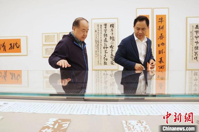 5月18日，莫言与好友王振在上海龙美术馆(西岸馆)观看展览。　记者 张亨伟 摄