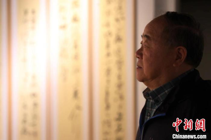 5月18日，作家莫言在上海龙美术馆(西岸馆)观看展览。　记者 张亨伟 摄