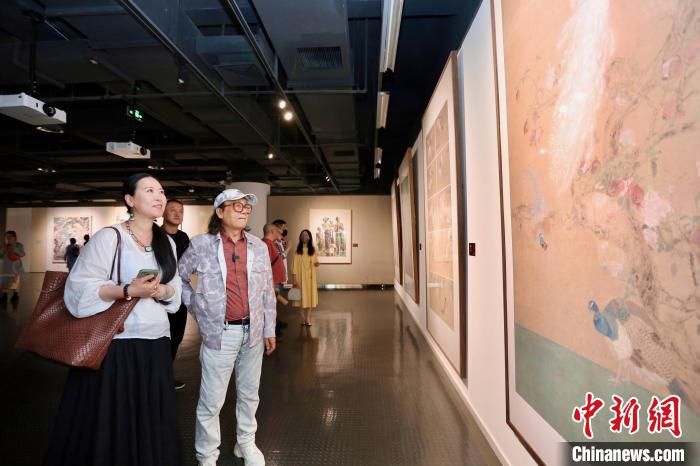 中国国家画院研究员石齐、天津画院专职画家任欢在展览现场观看作品。　刘俊苍 摄