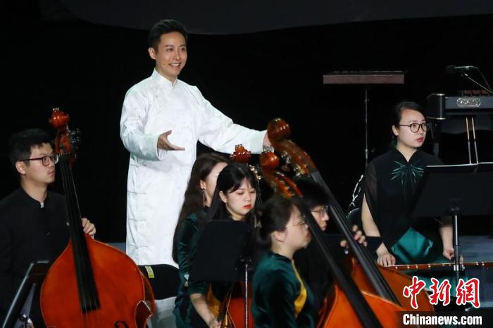获第31届中国戏剧梅花奖的昆曲表演艺术家施夏明用悠悠昆腔唱出江南的诗情画意。　泱波 摄