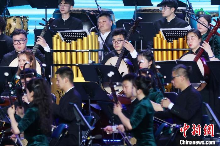 《大江南》是大型管弦乐演出，由南京民族乐团和江苏省演艺集团民族乐团共同呈现。　泱波 摄