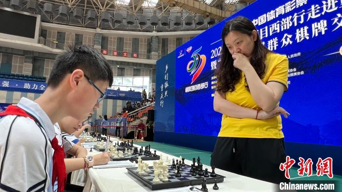 图为国际象棋女子国际特级大师黄茜与小棋手上演“一对多车轮战”表演。　肖江川 摄