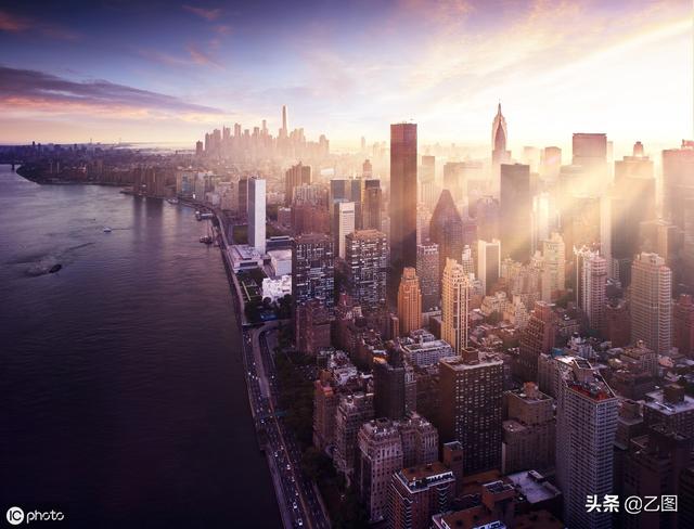 美国再现“曼哈顿悬日”奇观，民众围观拍照，为纽约特有一年两次