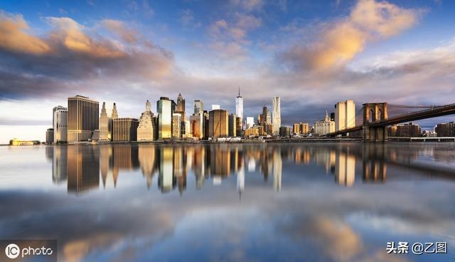 美国再现“曼哈顿悬日”奇观，民众围观拍照，为纽约特有一年两次