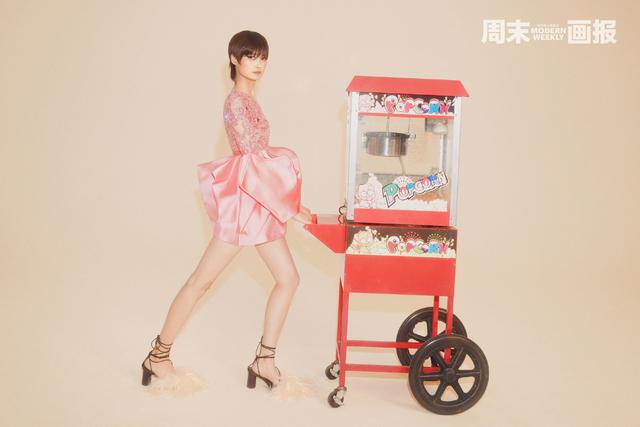 李宇春八登《周末画报》封面，粉色花朵裙大秀美腿，演绎舞台皇后