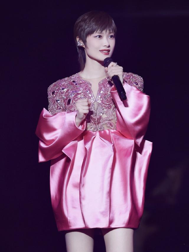 李宇春八登《周末画报》封面，粉色花朵裙大秀美腿，演绎舞台皇后