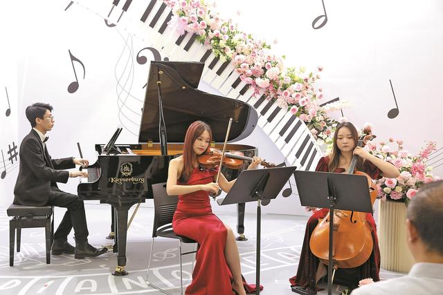 广州地铁站“拾光音乐厅”上线 在番禺广场站乘客可过一把钢琴瘾