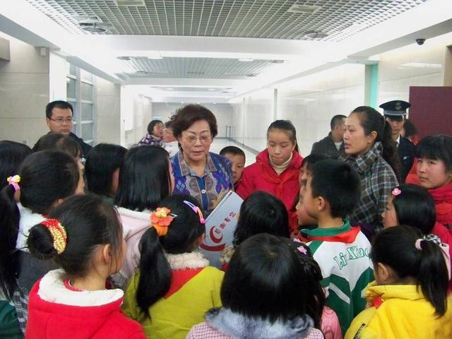 卖房捐450万建爱心小学的“上海奶奶”沈翠英离世 家属：后辈将延续她的慈善事业