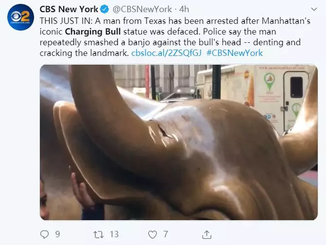 华尔街铜牛被砸，“受伤”牛角引游客合影，网友：暗示美股牛市终结
