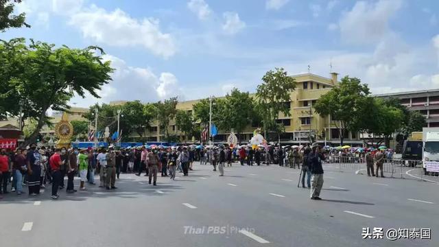 泰国新轮游行爆发！“保皇派”“变法派”针锋！600警力维持秩序