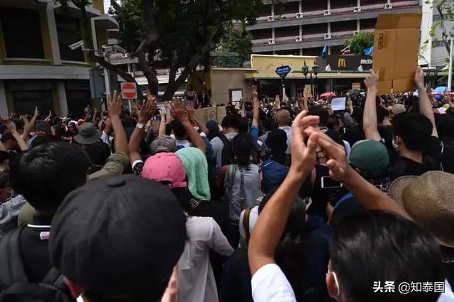 泰国新轮游行爆发！“保皇派”“变法派”针锋！600警力维持秩序