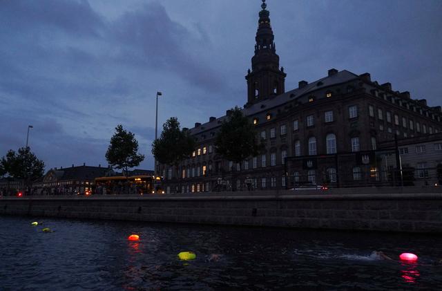 （外代一线）丹麦哥本哈根：夜间游泳