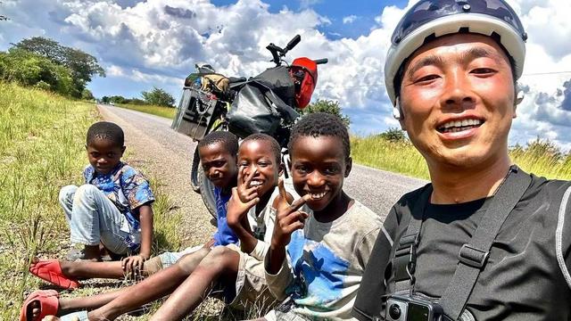 对话一手一腿骑自行车环游世界的郭少宇：已穿行12个国家 曾骑行在撒哈拉沙漠｜看见正能量