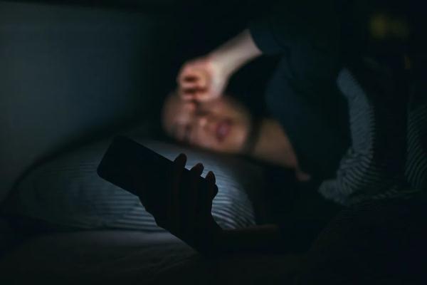 睡前刷手机8分钟，大脑可能兴奋1小时，如果非要玩关注这6点