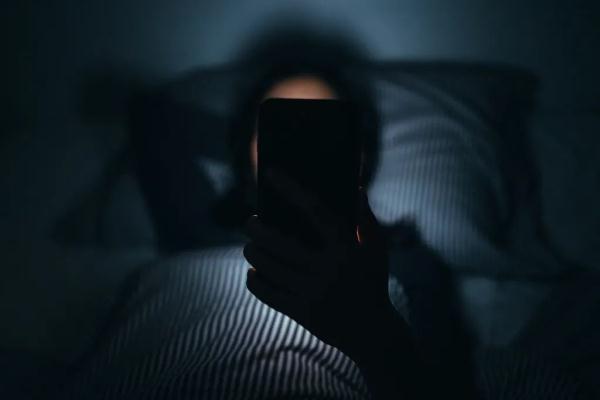 睡前刷手机8分钟，大脑可能兴奋1小时，如果非要玩关注这6点