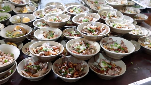 重庆排名第一的豆花十几种小碗菜2元一碗，分量足管饱