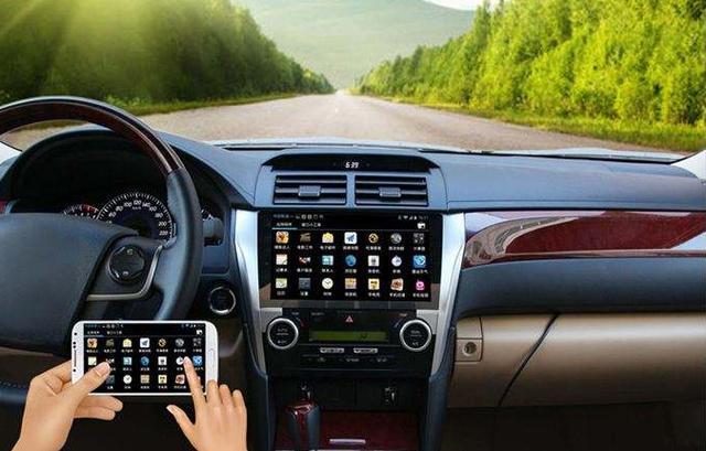 如何把手机屏幕同步到汽车显示屏上?在这接口插根线,就能实现同屏