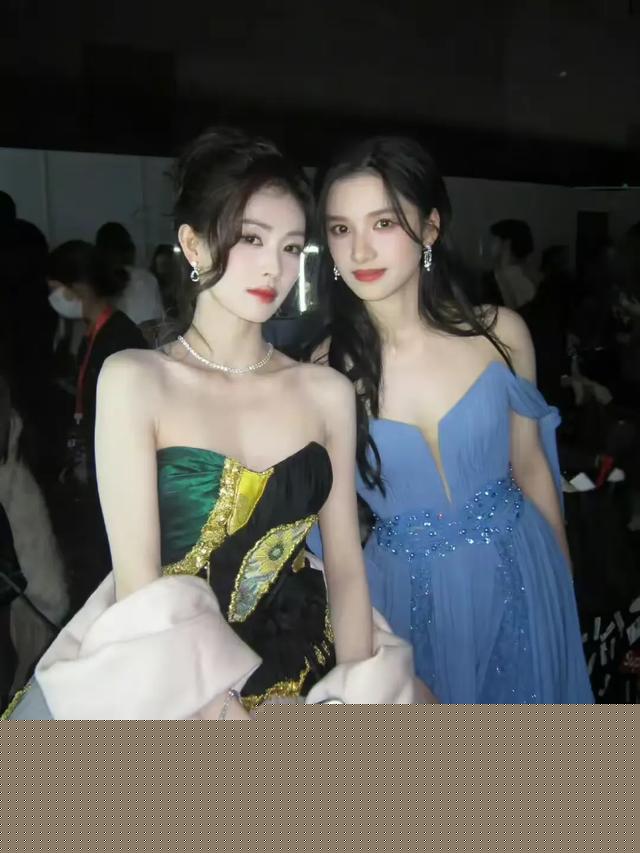 微博之夜后台晒合影，帅哥美女同框真养眼