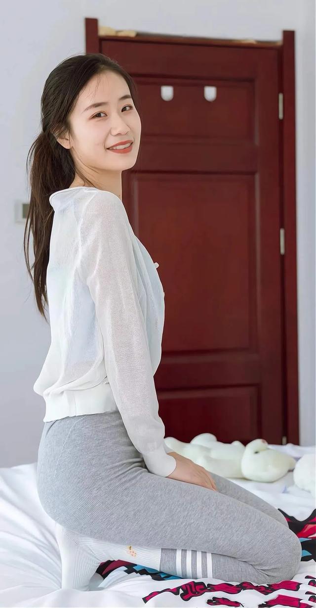 街拍网红美女性感身材居家写真高清壁纸小姐姐风韵少妇女明星大腿