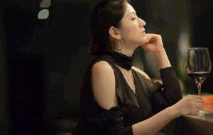 美女裸体猥琐(英国一女子大醉，醒来后发现自己全裸，愤怒咬女警拇指)