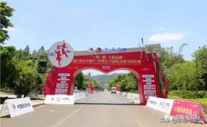 美女撒花视频(519直播弥勒大事件求婚告白，直升机撒落千万玫瑰，万名美女角逐)