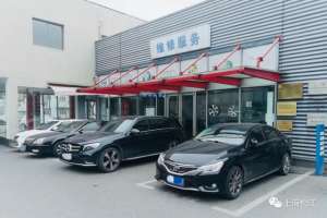 开水浇汽车(汽车受“冻”，可以用热水烫一下？专业人士提醒→)