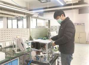 汽车制氧机(救命的呼吸机：全球供应短缺 专业制造商生产一台约需40天)