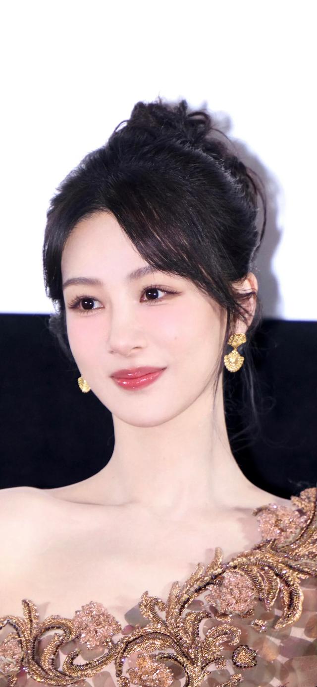 美女系列壁纸第3975期—杨紫