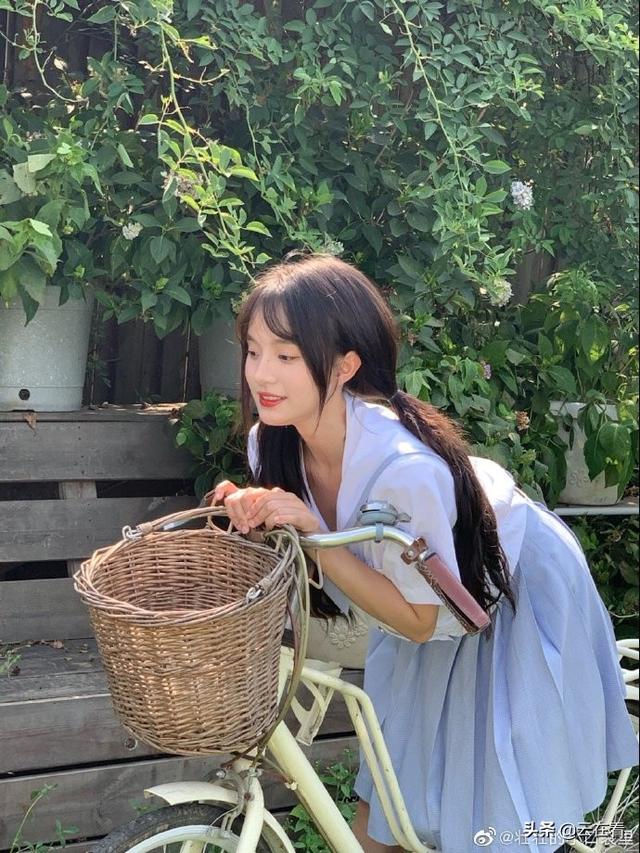 美女壮壮在叔叔的院子里拍摄写真，真好看