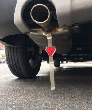 汽车出烟筒(为啥汽车排气管上要绑根“带子”，有什么作用？开车的人看一看)