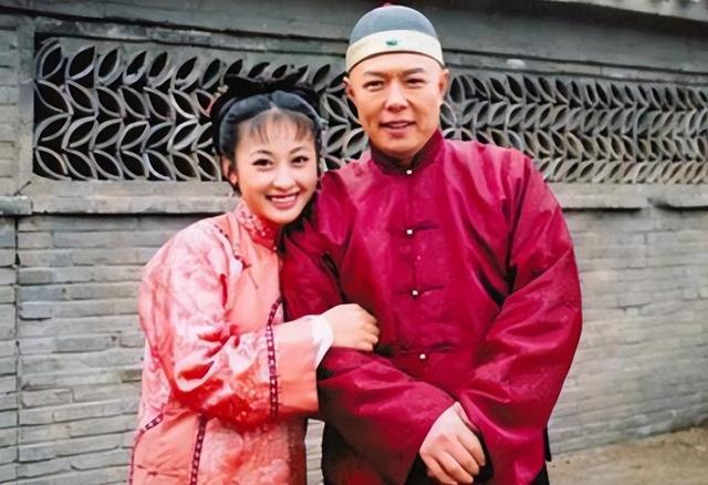 她是回族第一美女，16岁恋张铁林，与吴京传绯闻，后嫁大23岁丈夫