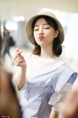 美女抛飞吻(冯提莫甜笑比心抛飞吻萌态十足 与粉丝互动亲和力爆棚)
