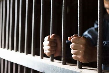 英国一女子大醉，醒来后发现自己全裸，愤怒咬女警拇指
