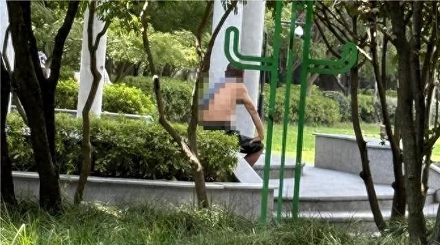 辣眼睛！上海女子光天化日解开内衣引发全网热议，评论区炸锅了