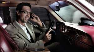 汽车新车除味(汽车异味挥散不去？别在车上放香水了教你几招高效去异味)