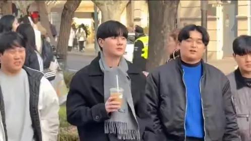 沪少们开豪车炸街逗韩国人，骑200万哈雷撑场面，上海街头成秀场