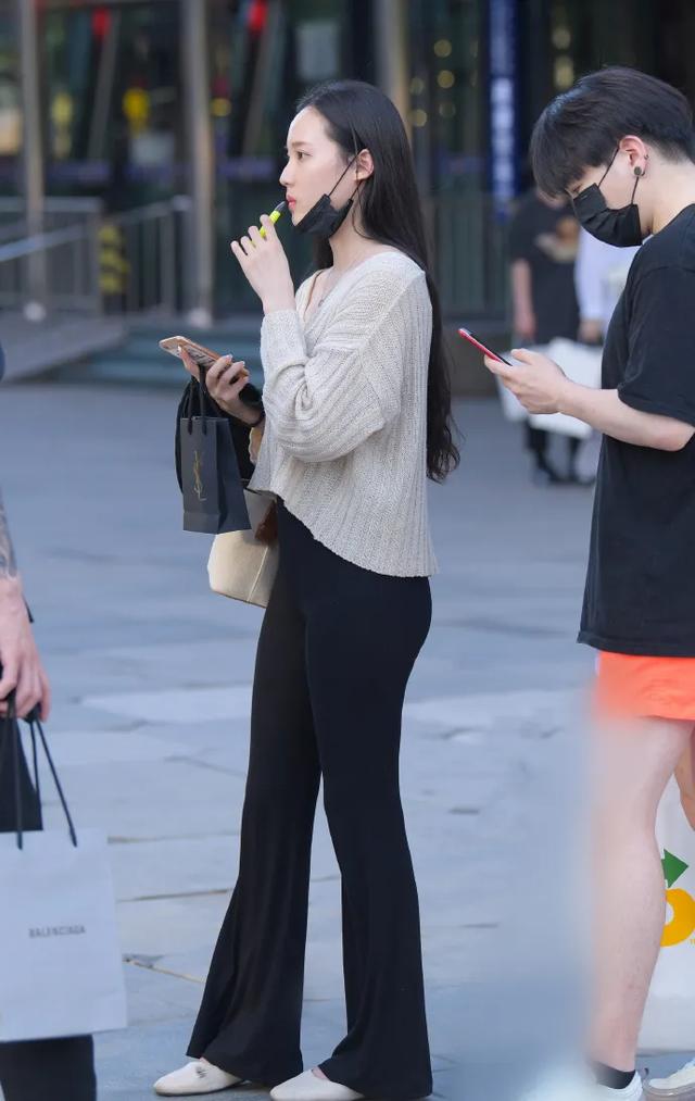 身材高挑动人，穿黑裤的淑女性感美女